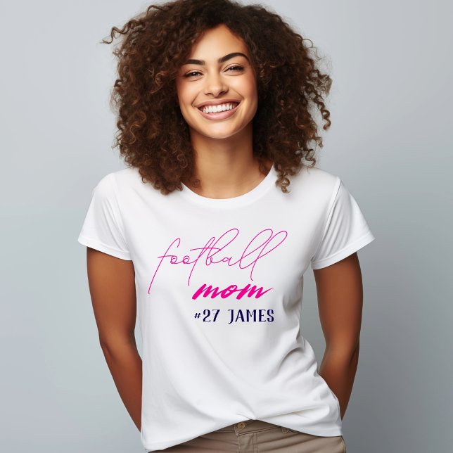 Camiseta Mãe de Futebol Personalizada (Stylish Football Mom shirt with bold pink lettering. Add player name and jersey number for game day )