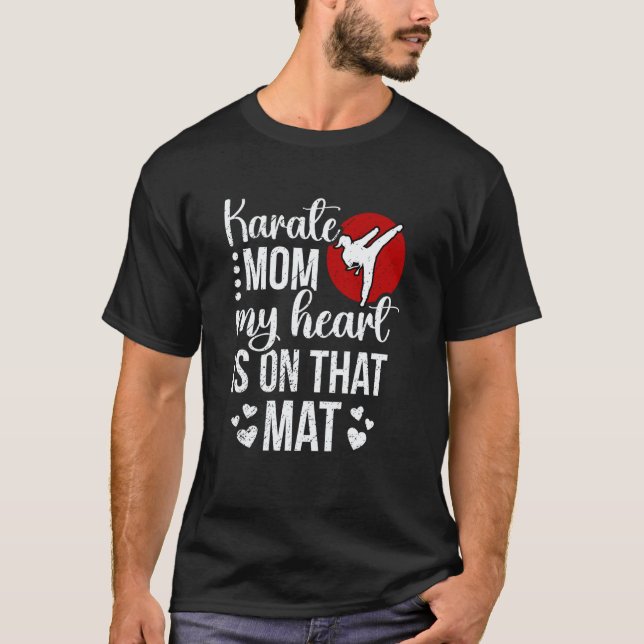 Camiseta Mãe de Karatê Clássico Meu Coração Está Naquele Ta (Frente)