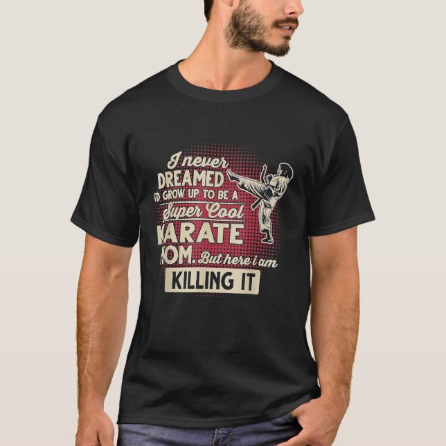 Camiseta Mãe De Karate Super Legal Mas Aqui Estou Matando (Frente)