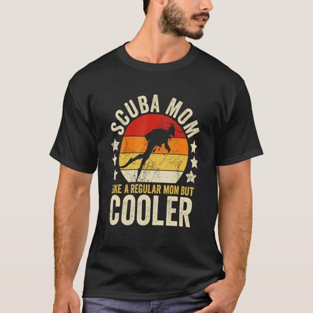 Camiseta Mãe de Mergulho Como Uma Mãe Regular Mas Mais Lega (Frente)