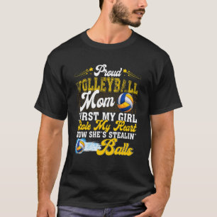 Camiseta Mãe de vôlei orgulhosa Ela está roubando a família