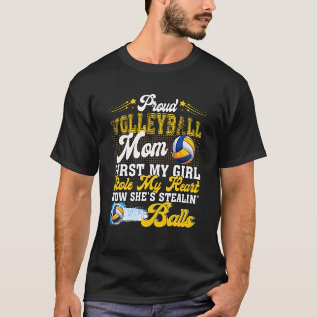 Camiseta Mãe de vôlei orgulhosa Ela está roubando a família (Frente)