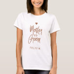 Camiseta Mãe do noivo da tipografia do brilho do cobre<br><div class="desc">Glam elegante mãe da camiseta chá de panela personalizada do noivo com um brilho de cobre escovado manuscrito como um roteiro de tipografia e um pequeno coração.          Fácil de personalizar com seu nome.          Adequado para as modernas festas glamourosas de noiva.</div>