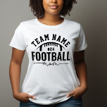 Camiseta Mãe do time de futebol branco e preto personalizad<br><div class="desc">Personalizado T-Shirt de futebol para Mães - mostrado em White Design apresenta um logotipo de futebol na moda com texto esportivo personalizado. Personalize com o nome do seu jogador de futebol e o número de camisa. As cores de design preto e camisa branca podem ser modificadas.</div>