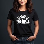 Camiseta Mãe do time de futebol branco e preto personalizad<br><div class="desc">A camiseta personalizada de futebol para Mães - mostrada no Design preto mostra um logotipo de futebol na moda com texto esportivo personalizado. Personalize com o nome do seu jogador de futebol e o número de camisa. As cores da design branca e da camisa preta podem ser modificadas.</div>