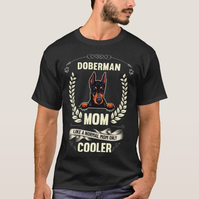 Camiseta Mãe Doberman Como Uma Mãe Normal Só Que Mais Legal (Frente)