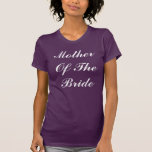 Camiseta Mãe Dos Casamentos Bride Tendência Roxa Escura<br><div class="desc">Mãe da Noiva impressa em fundo roxo escuro,  isso é perfeito para a mãe das noivas. Você pode alterar a cor do plano de fundo e o texto conforme desejar.</div>