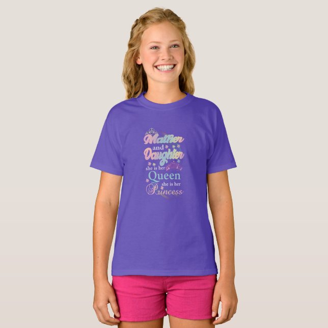 Camiseta Mãe e filha, ela é sua rainha. (Frente Completa)