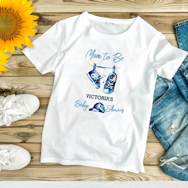 Camiseta Mãe, é um chá de fraldas de calçados de bebê azul (Mom to be baby shower t-shirt cute baby sneakers and sports cap boy baby shower photo props)
