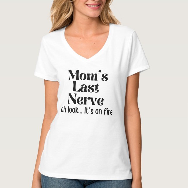 Camiseta Mãe Engraçada Último Nervo Oh Olhe Está Em Fogo (Frente)