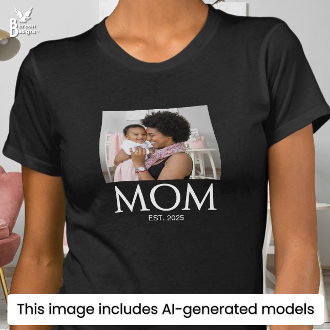 Camiseta Mãe Estabeleceu Foto de Tampas (Stylish MOM ESTABLISHED T-shirt with custom photo and text. Ideal Mother's Day gift for new moms.)
