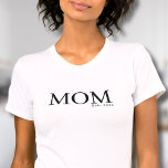 Camiseta Mãe Estabelecida Desde A Data<br><div class="desc">Uma Simples Camisa Personalizada Da Mãe Clássica. Celebre a maternidade com este design minimalista que apresenta a palavra "MOM" em uma fonte serif clássica na frente para um eterno, elegante olhar. Na parte inferior direita, um pequeno estilo de máquina de escrever "est. year" adiciona um toque simples e pessoal —...</div>