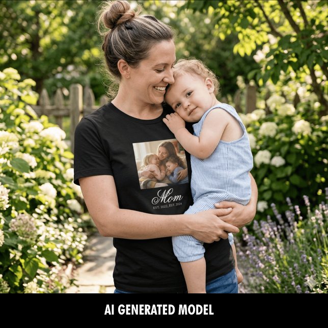 Camiseta Mãe Estabelecida Roteiro Elegante Foto (Mom Established Black Elegant Script Photo T-Shirt)