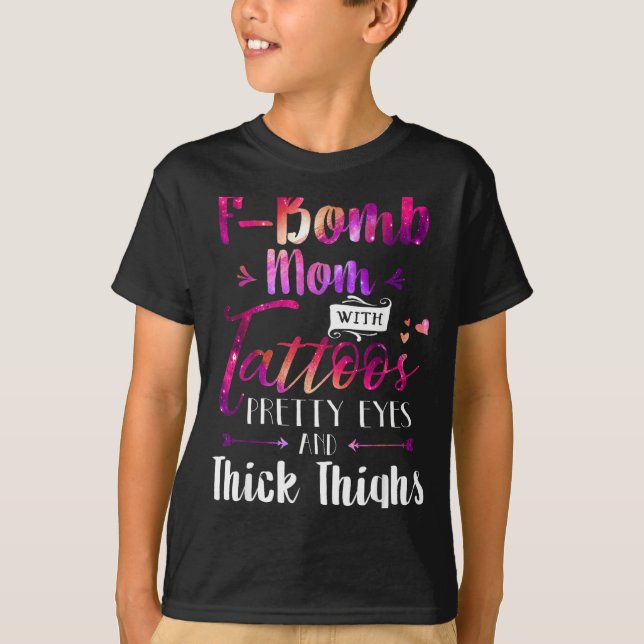 Camiseta Mãe F-Bomb Com Tatuagens Olhos E Coxa Grossa (Frente)