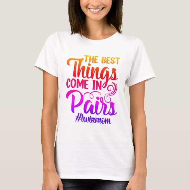 Camiseta Mãe gêmea - As melhores coisas vêm em pares - colo (Frente)