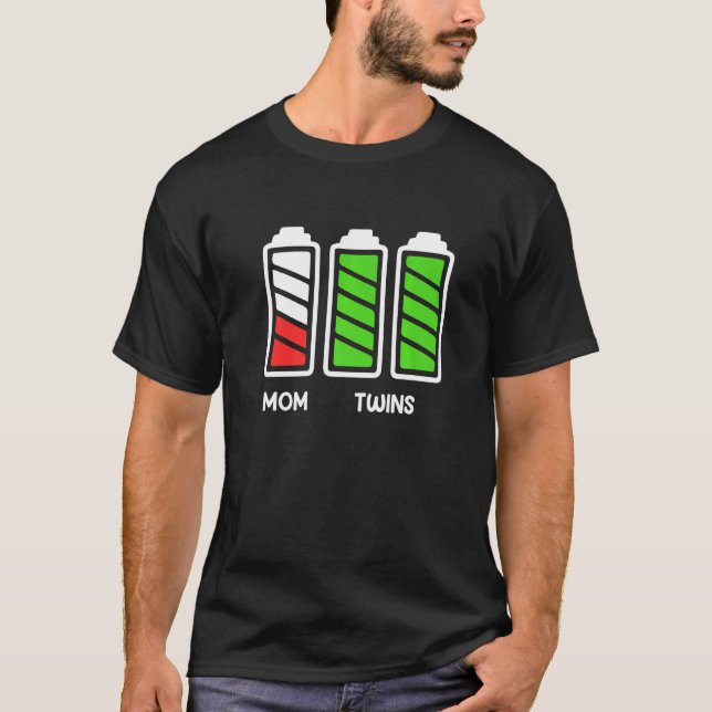 Camiseta Mãe gêmea de 2 gêmeos carregando gêmeos esperando (Frente)