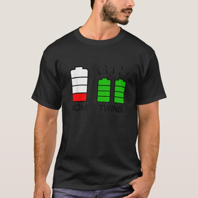 Camiseta Mãe Gêmea Má Bateria Cansada Mãe De Gêmeos (Frente)