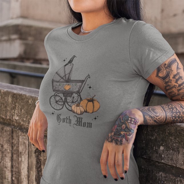 Camiseta Mãe gótico De Halloween Chá de fraldas De Queda Mã (Goth Mom Gray T-Shirt. Gothic Baby Shower Gift. Hand Drawn Victorian Baby Carriage, Raven, Pumpkins)