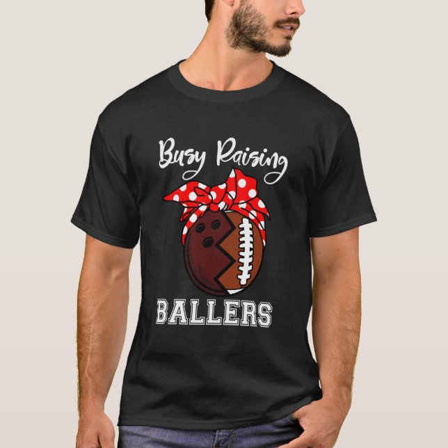 Camiseta Mãe Ocupada Criando Craques - Mãe Engraçada de Bol (Frente)