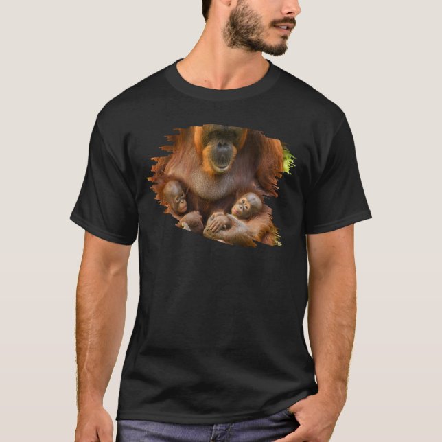 Camiseta Mãe Orangutan Segurando Dois Bebês (Frente)