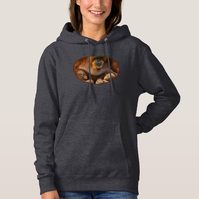 Camiseta Mãe Orangutan Segurando Dois Bebês (Frente)