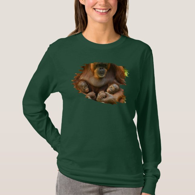 Camiseta Mãe Orangutan Segurando Dois Bebês (Frente)