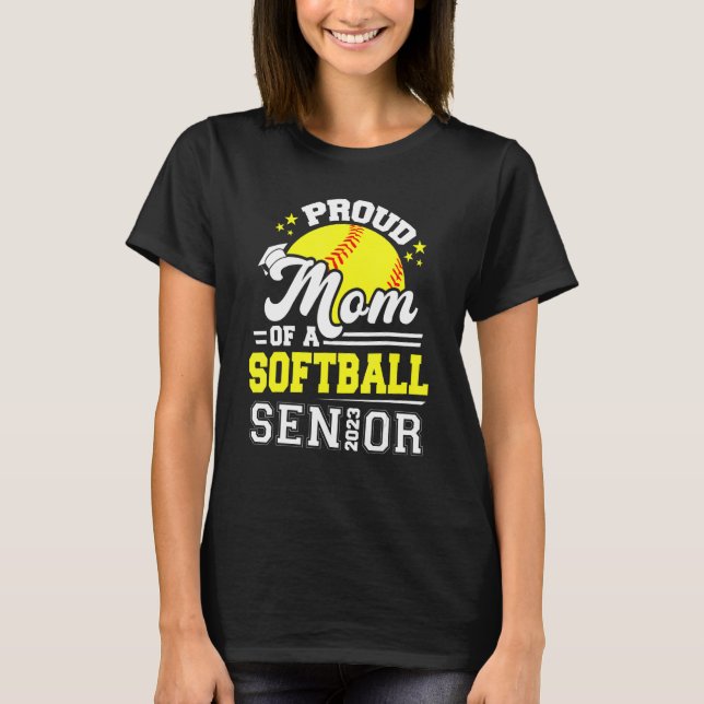 Camiseta Mãe Orgulhosa De Um Gradu De Formando De Softball  (Frente)