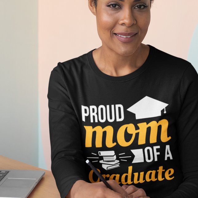 Camiseta Mãe Orgulhosa de Uma Formando de Capa Longa das Mu (Criador carregado)