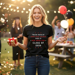 Camiseta Mãe Orgulhosa Era de Graduada Turma de 2026 Vermel