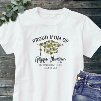 Camiseta Mãe Orgulhosa Graduada 2026 Nome Floral Boina de G