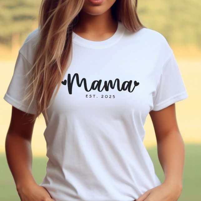 Camiseta Mãe Personalizada Corações Mãe A Ser Presente (Handwritten script Mama Shirt. Perfect for baby showers, pregnancy reveals and Mother's Day.)