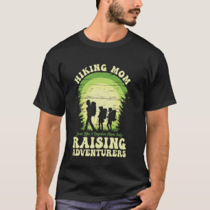 Camiseta Mãe que Faz Trilhas Criando Aventureiros Retro Pôr
