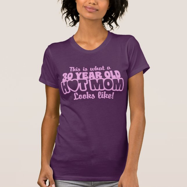 Camiseta Mãe Quente De 30 Anos (Frente)