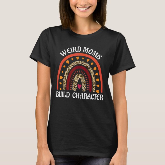 Camiseta Mães Estranhas Construam Personagem Leopard Rainbo (Frente)