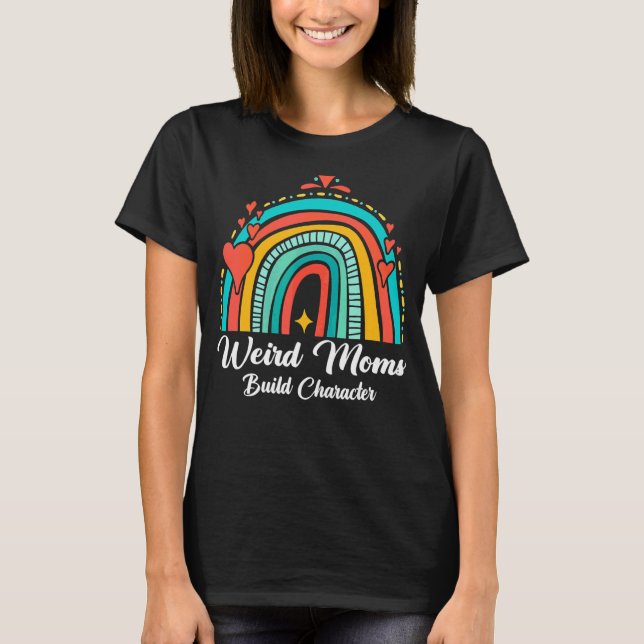 Camiseta Mães Estranhas Construindo Personagem Arco-Íris Mã (Frente)