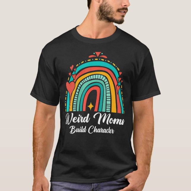 Camiseta Mães Estranhas Construindo Personagem Arco-Íris Mã (Frente)