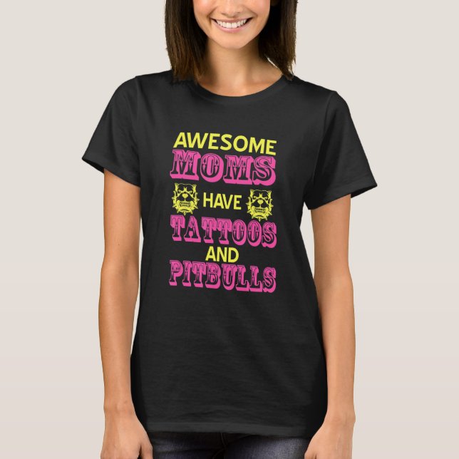 Camiseta MÃES Incríveis Têm Tatuagens e Pitbulls Presentes (Frente)