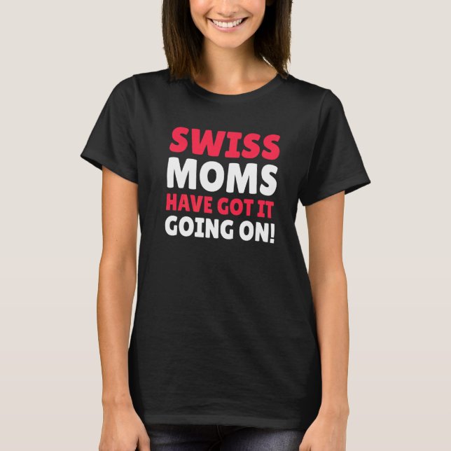 Camiseta Mães Suiças Têm Isso Acontecendo Com A Mãe Suíça (Frente)