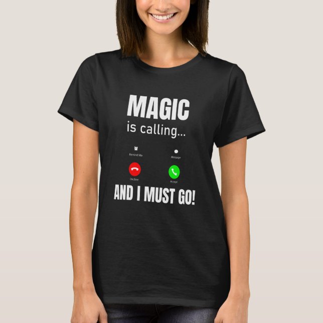 Camiseta Magia Está Ligando E Eu Preciso Ir (Frente)