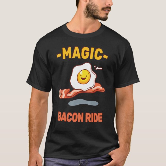Camiseta Magic Bacon Ride Funny Pun Sarcasm Pino do Ovo (Frente)