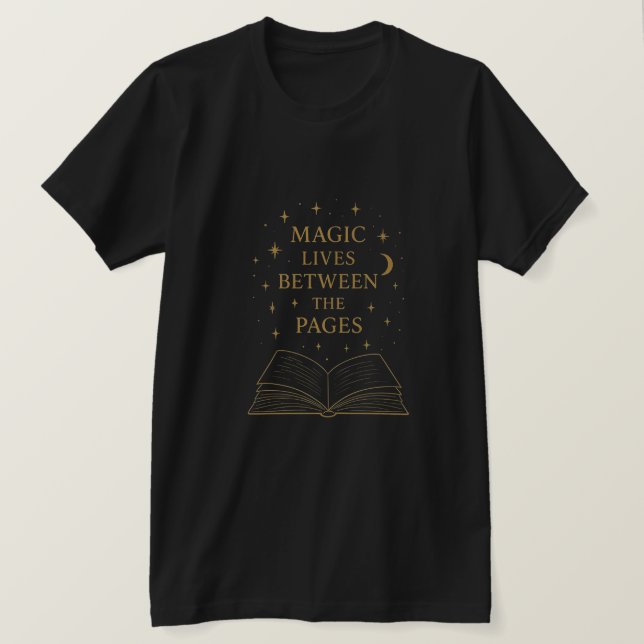 Camiseta Magic Lives Between The Pages | Book Lover Dark Ae (Frente do Design)