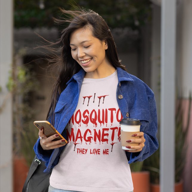 Camiseta Mágica De Mosquito Que Me Ama Mulheres (Mosquito Magnet womens t-shirt)