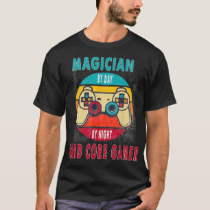 Camiseta Magician By Day By Night Hard Core Gamer Gaming Gi