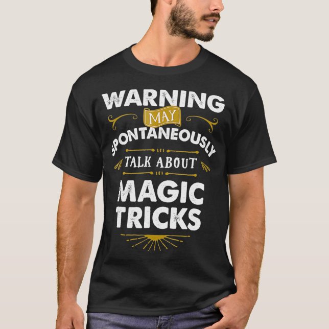 Camiseta Magicioso T Espontaneamente Fala Truques Mágicos (Frente)