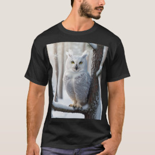 Camiseta Maiestosa coruja de neve em uma floresta de invern