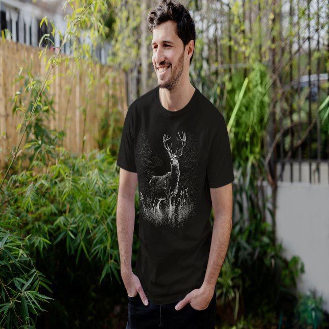 Camiseta Maiestoso cervo na natureza - Arte Preta e Branca (Criador carregado)