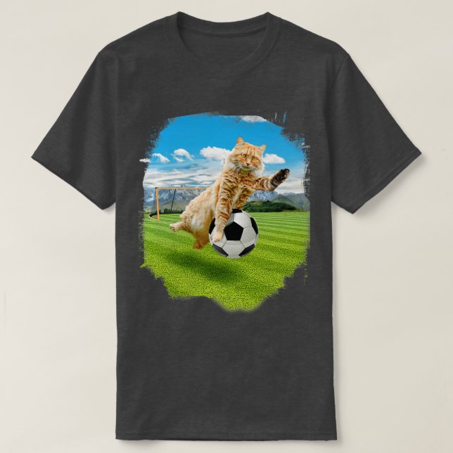 Camiseta Maine Coon Cat Jogando Futebol (Frente do Design)