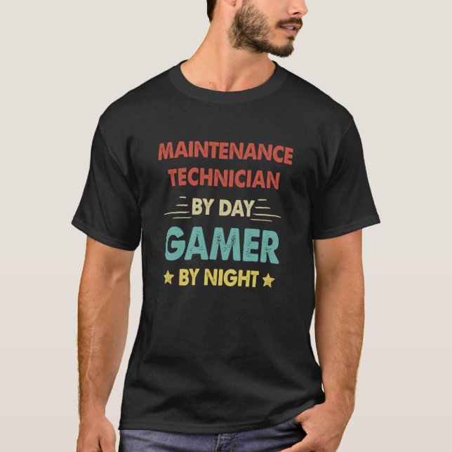 Camiseta Maintenance Technician By Day Gamer By Night  1 (Frente)