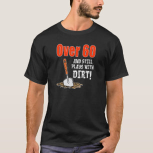 Camiseta Mais de 60 Anos e Ainda Brinca com Terra Jardim Pa