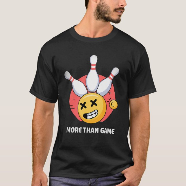 Camiseta Mais do que Jogo - Boliche Engraçada Emoji Strike  (Frente)